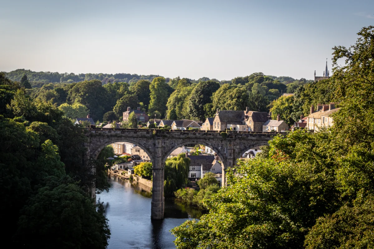 Luxembourg avec un pont et une rivière, SEO local à Luxembourg